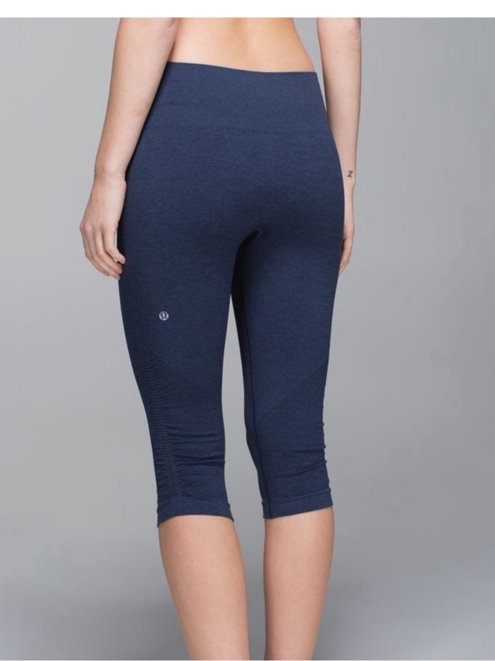 Lululemon In the flow ll blue crop leggings size 6 gym athletic
